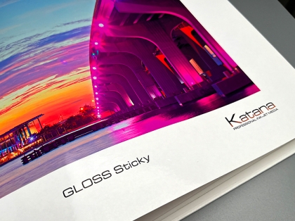 Katana Gloss Sticky 140 - самозалепваща гланцова фотохартия
